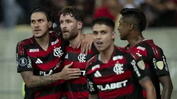 Léo Pereira ao lado de companheiros de Flamengo