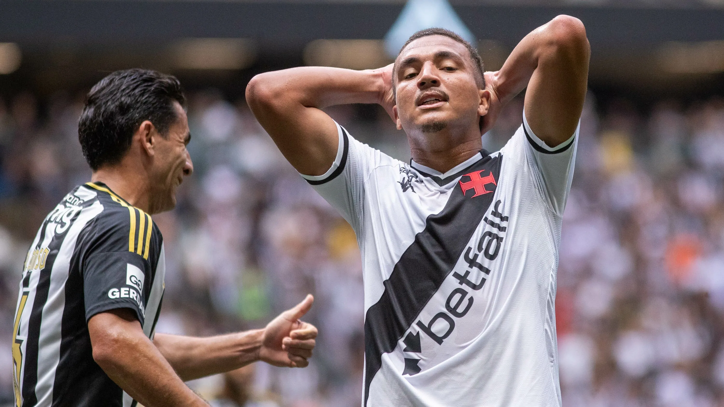 Matheus Carvalho jogador do Vasco durante partida contra o Atletico-MG no estadio Arena MRV pelo campeonato Brasileiro A 2025. Foto: Fernando Moreno/AGIF