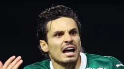 Raphael Veiga, meia-atacante do Palmeiras em partida pelo campeonato brasileiro (Foto: Alexandre Schneider/Getty Images)