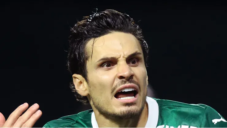 Raphael Veiga, meia-atacante do Palmeiras em partida pelo campeonato brasileiro (Foto: Alexandre Schneider/Getty Images)