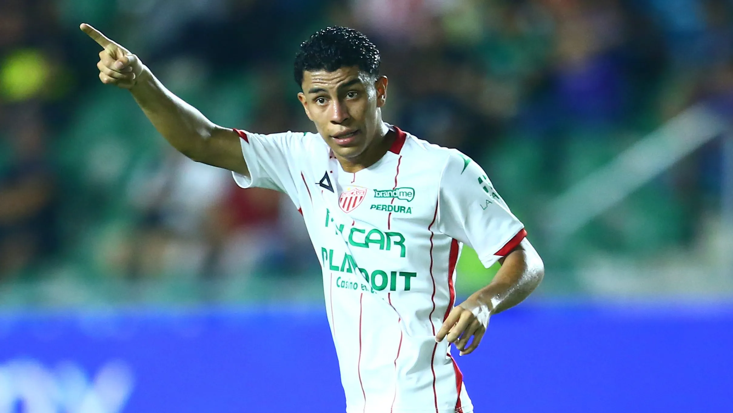 Johan Rojas pelo Necaxa. (Photo by Sergio Mejia/Getty Images)