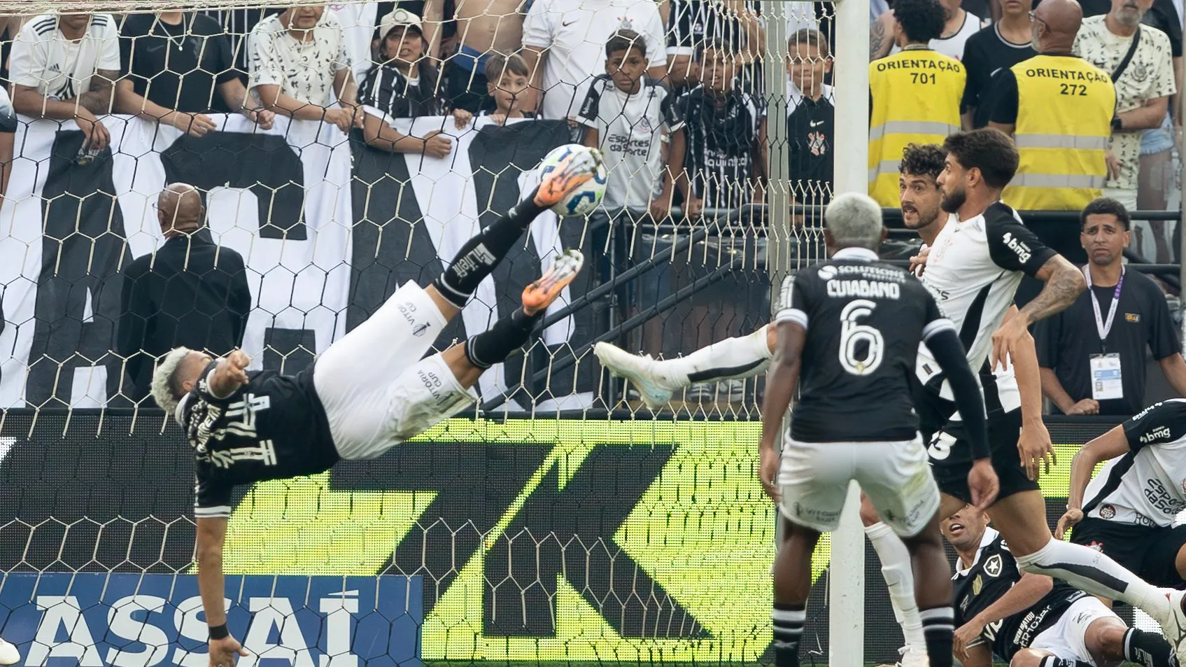 Jordan Barrera jogador do Botafogo comemora seu gol durante partida contra o Corinthians no estadio Arena Corinthians pelo campeonato Brasileiro A 2025. Foto: Joisel Amaral/AGIF