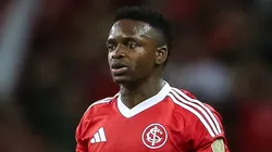 Johan Carbonero, atacante do Inter em partida pelo campeonato brasileiro (Foto: Pedro H. Tesch/Getty Images)