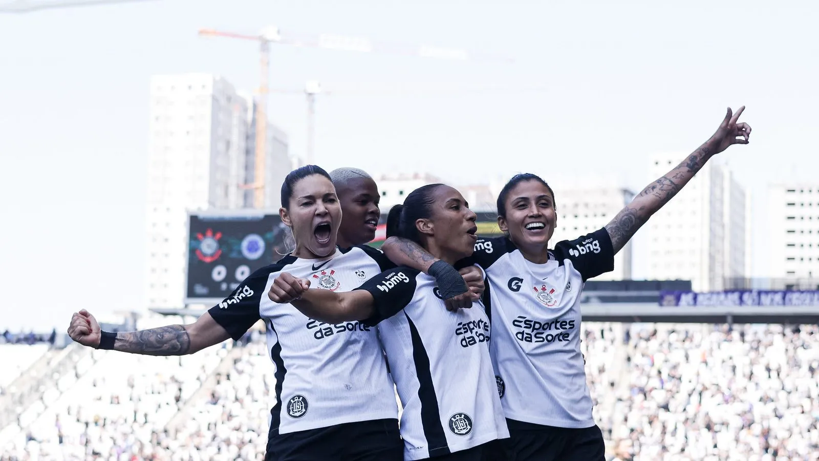 Elenco feminino do Corinthians celebra gol na final do Brasileirão Feminino 2025