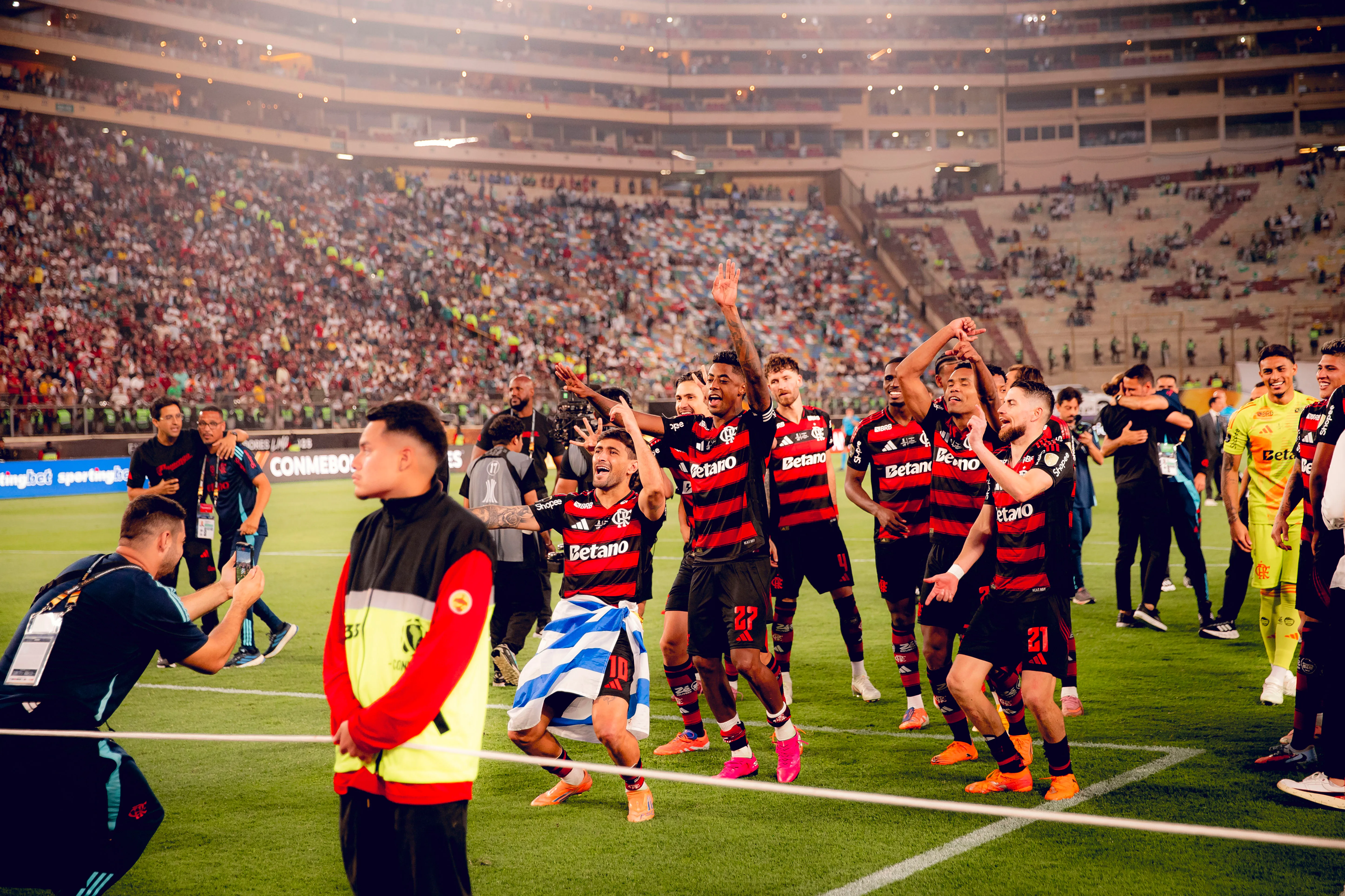 Jogadores do Flamengo comemoram a Libertadores. Foto: Adriano Fontes/Flamengo