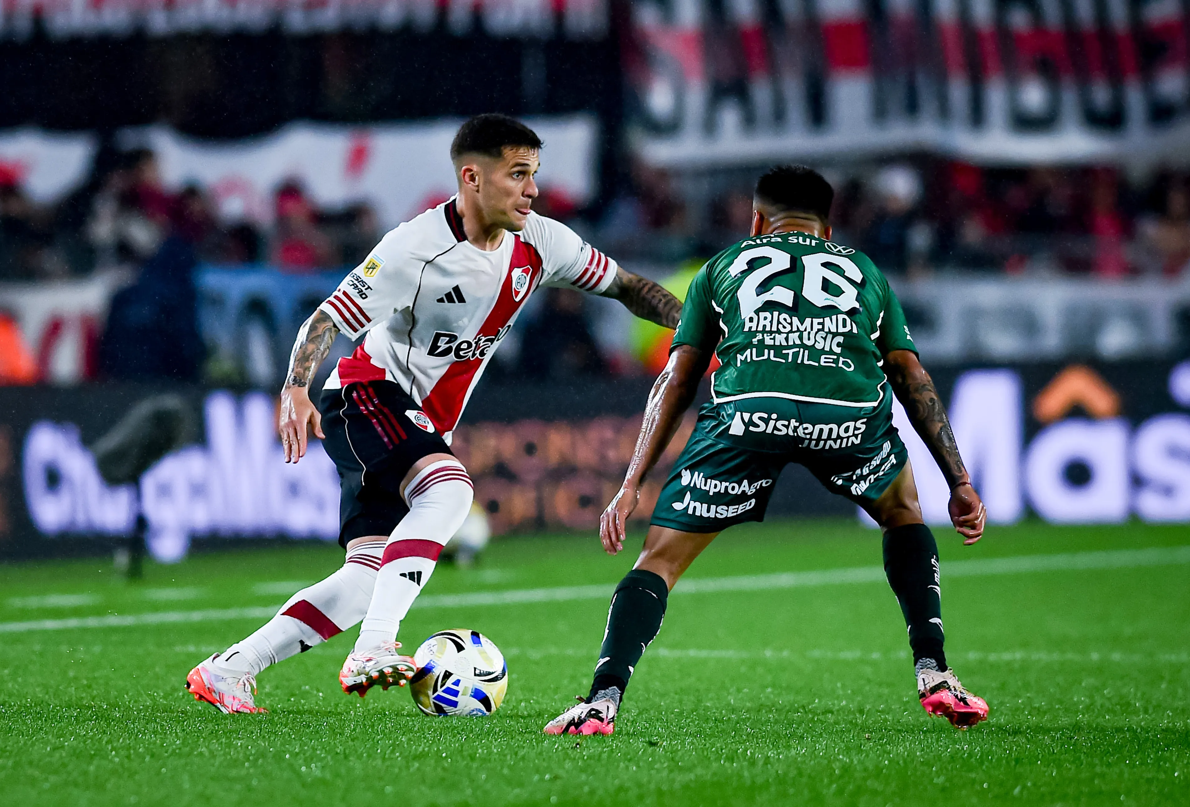 Fabricio Bustos jogando pelo River Platw. (Foto: Marcelo Endelli/Getty Images)