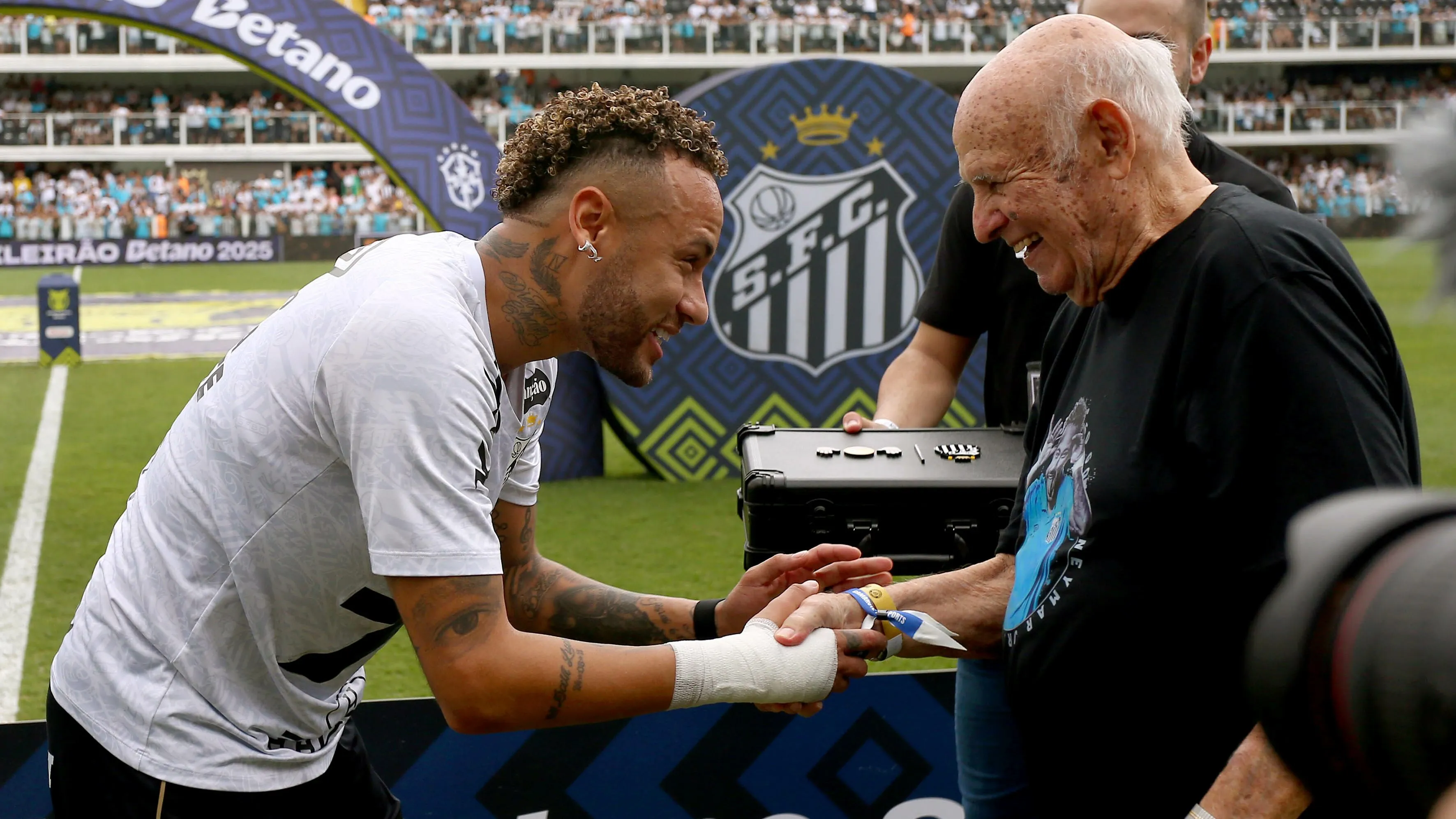 SP – SANTOS – 07/12/2025 – BRASILEIRO A 2025, SANTOS X CRUZEIRO – Neymar Jr recebe homenagem  do Santos no estadio Vila Belmiro pelo campeonato Brasileiro A 2025(junto  com PEPE)
. Foto: Mauricio De Souza/AGIF
