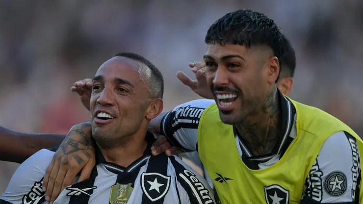 RJ - RIO DE JANEIRO - 07/12/2025 - BRASILEIRO A 2025, BOTAFOGO X FORTALEZA - Marcal jogador do Botafogo comemora seu gol durante partida contra o Fortaleza no estadio Engenhao pelo campeonato Brasileiro A 2025. Foto: Thiago Ribeiro/AGIF