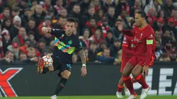 Lautaro Martínez, da Inter de Milão, domina a bola perto de Virgil van Dijk, do Liverpool | Crédito: Alamy Live News