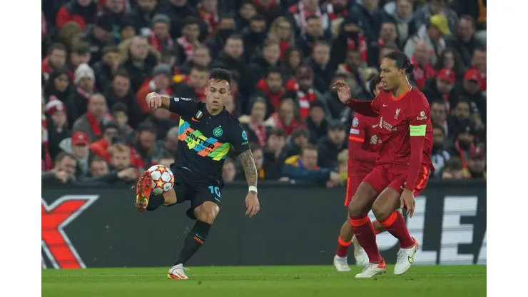 Lautaro Martínez, da Inter de Milão, domina a bola perto de Virgil van Dijk, do Liverpool | Crédito: Alamy Live News