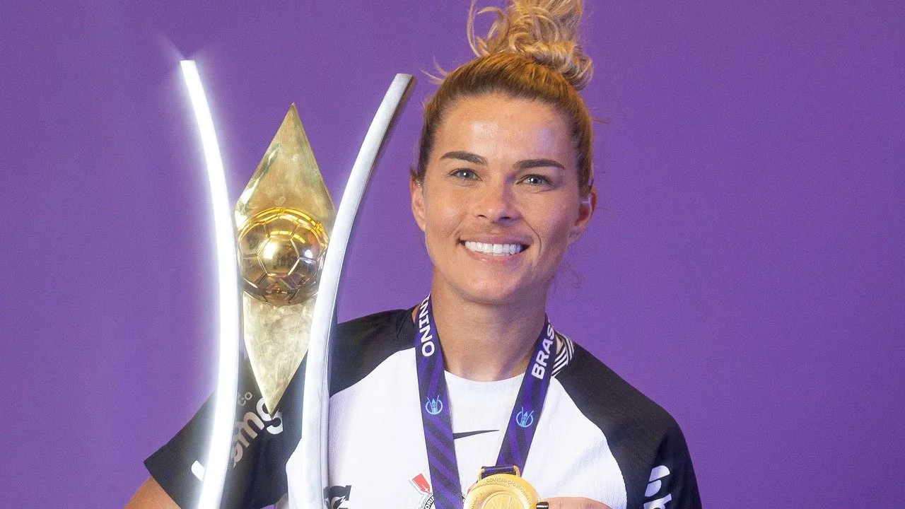 Tamires, jogadora do Corinthians, com taça do Brasileirão Feminino