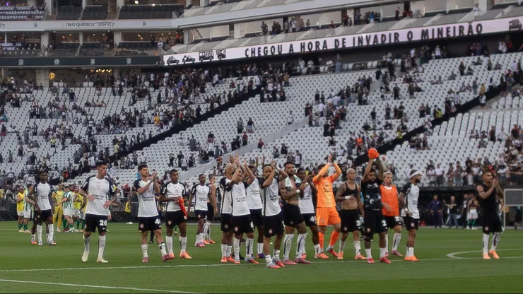 SP - SAO PAULO - 07/12/2025 - BRASILEIRO A 2025, CORINTHIANS X JUVENTUDE - Jogadores do Corinthians agradece a torcida antes de deixar o campo apos partida contra o Juventude no estadio Arena Corinthians pelo campeonato Brasileiro A 2025. Foto: Joisel Amaral/AGIF