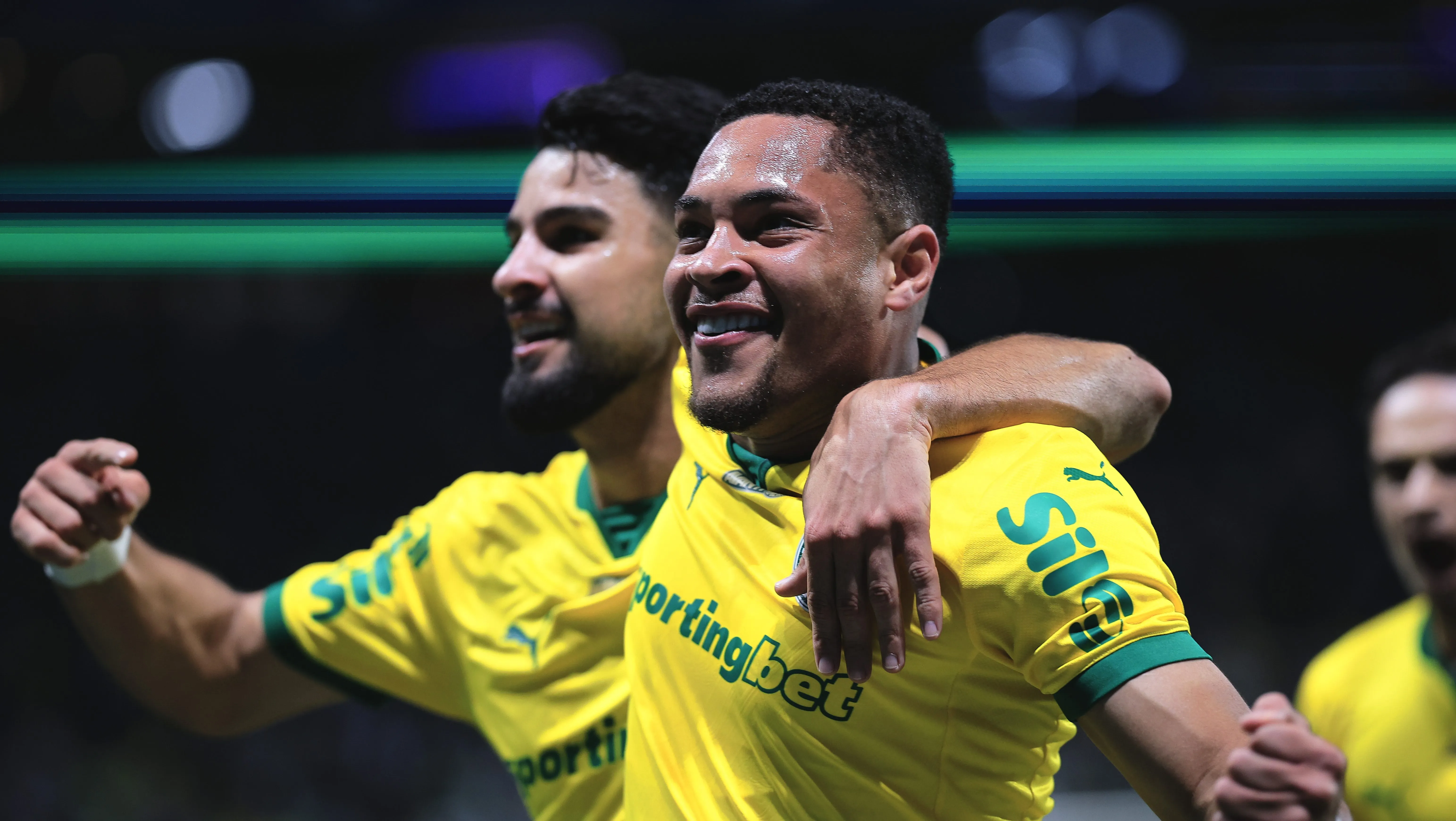 Vitor Roque e Flaco no Palmeiras. Foto: Ettore Chiereguini/AGIF