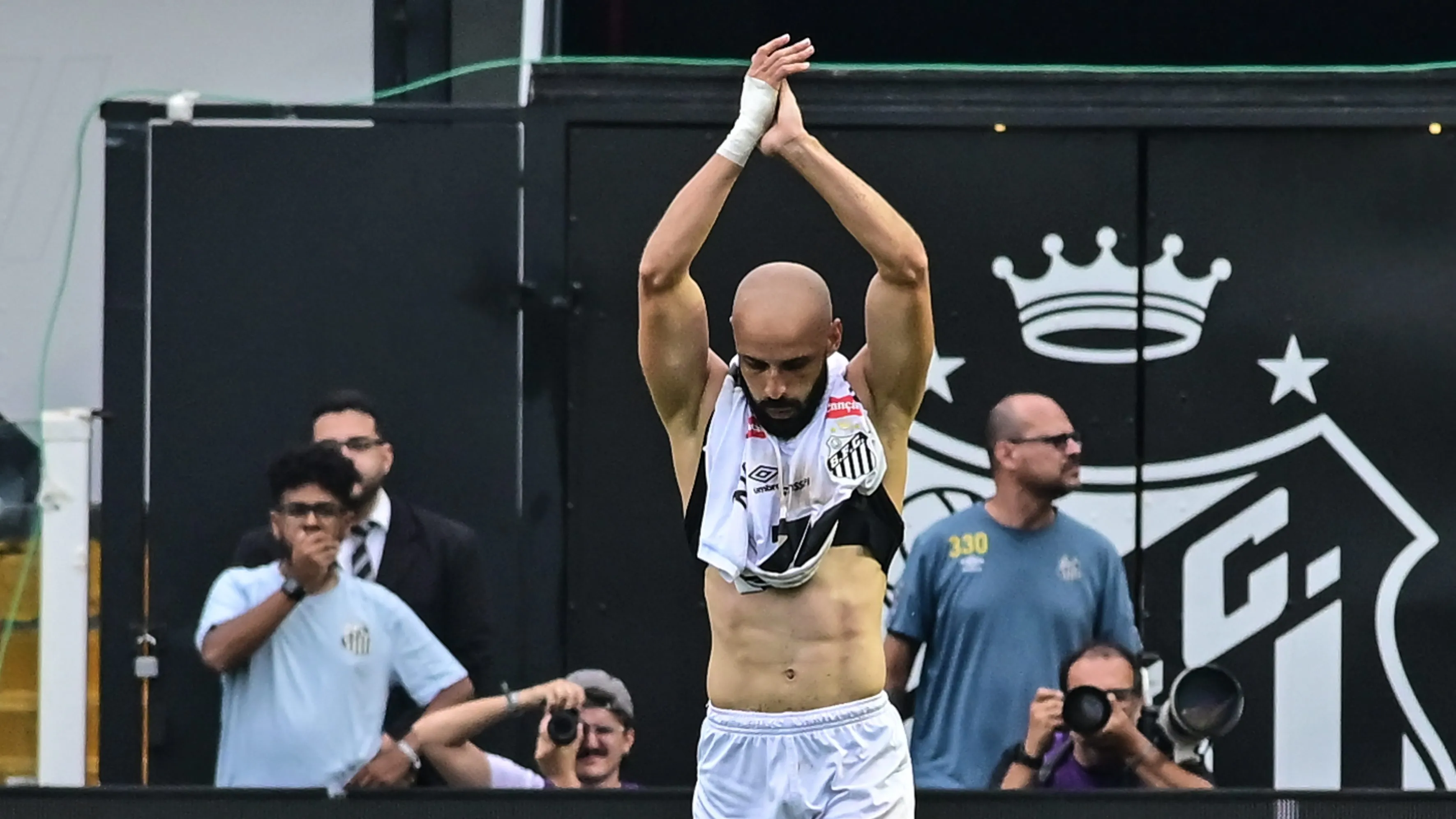 Thaciano durante partida válida pelo Santos na Vila Belmiro – Foto: Jota Erre/AGIF