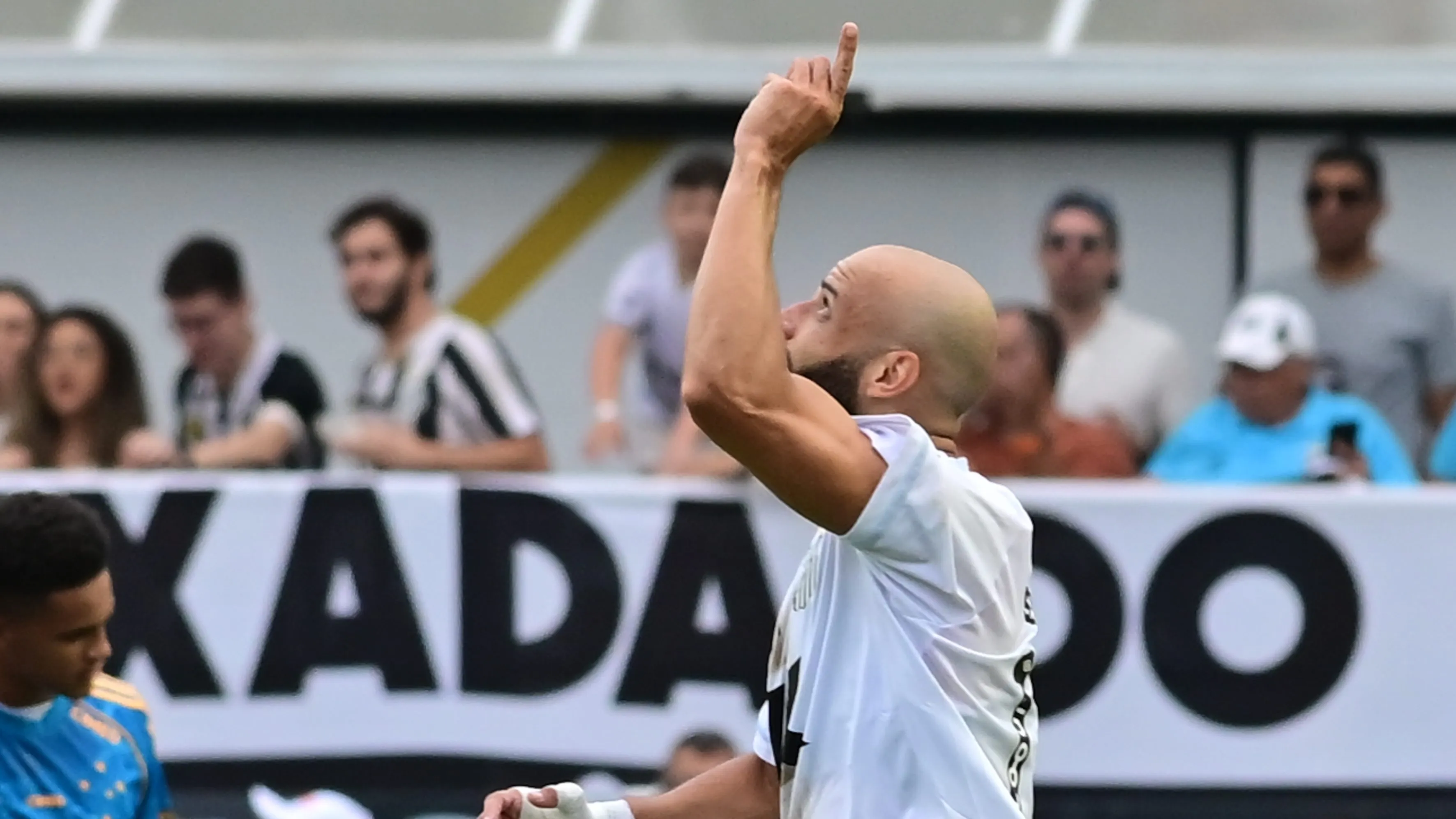 Thaciano comemora seu gol durante partida contra o Cruzeiro – Foto: Jota Erre/AGIF