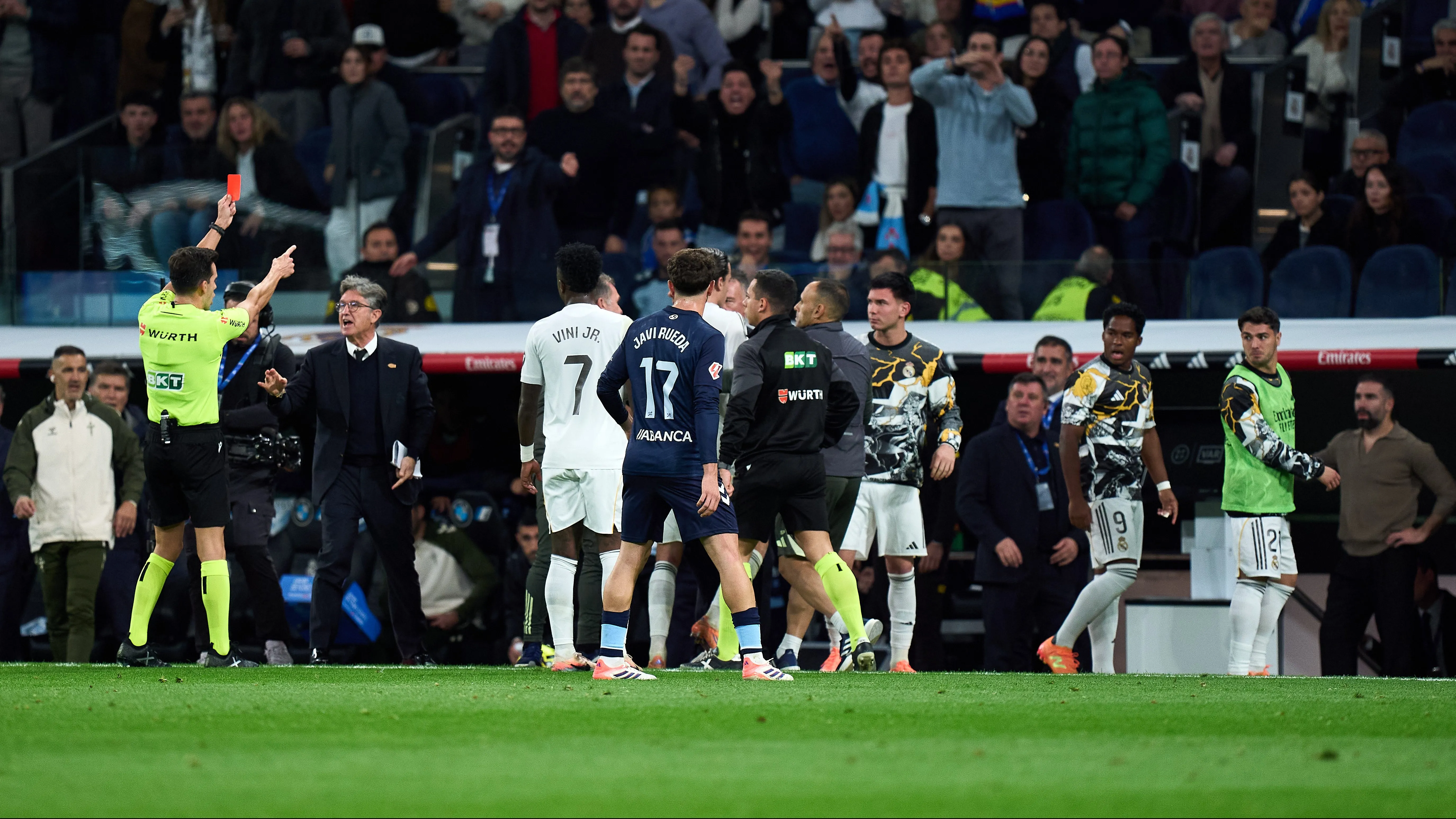 Expulsão de Endrick no banco de reservas por reclamação com a arbitragem – Foto: Angel Martinez/Getty Images