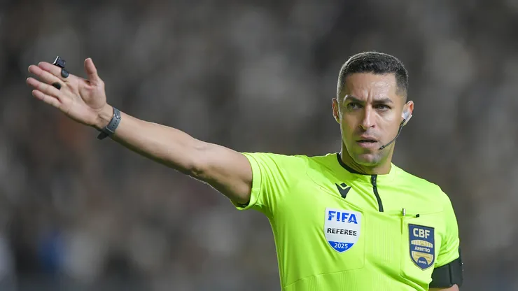 Rodrigo José Pereira durante partida no Brasileirão 2025 - Foto: Thiago Ribeiro/AGIF