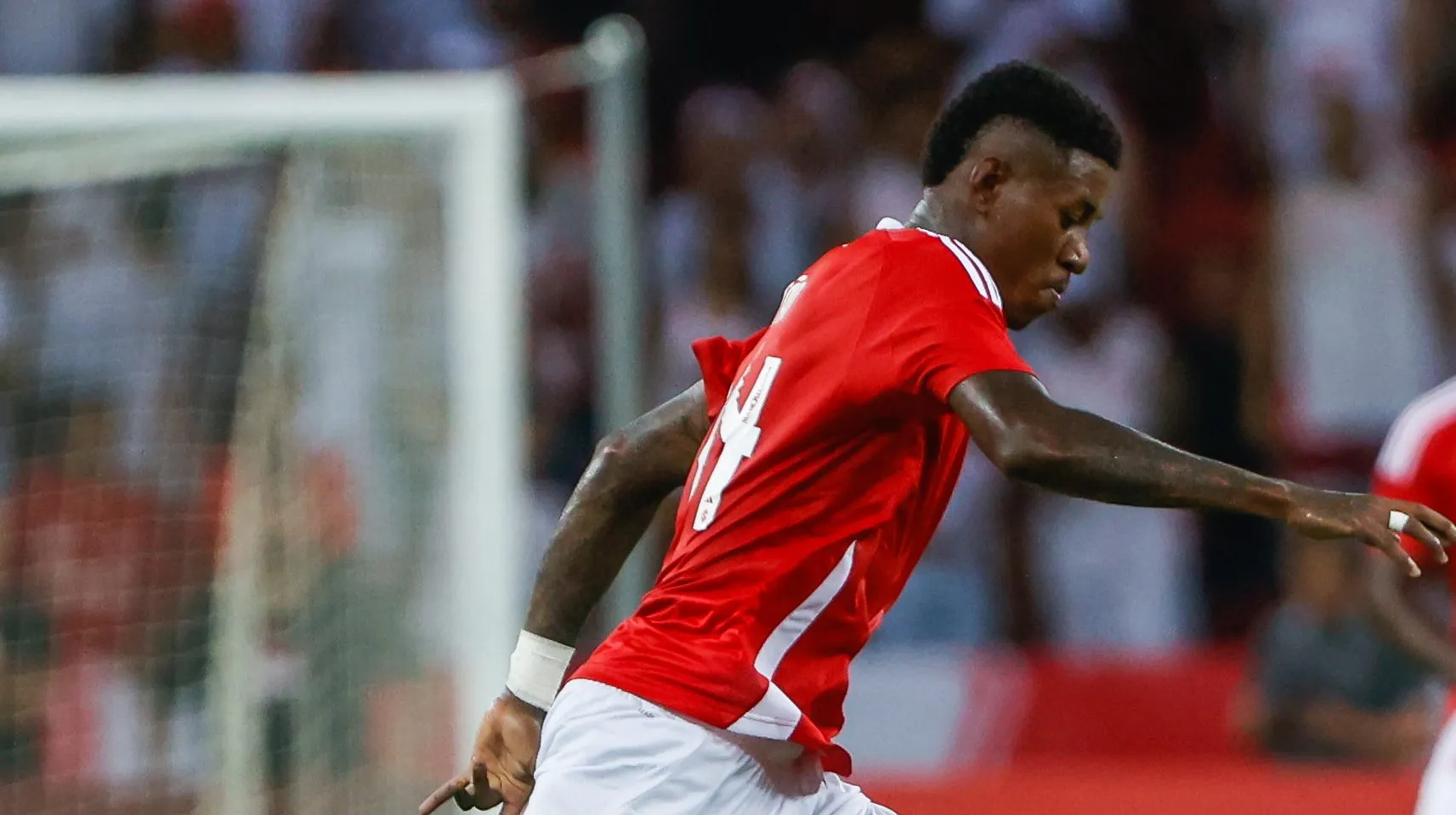 Foto: Luiz Erbes/AGIF – Briga de 3 gigantes por Vitão, do Inter.