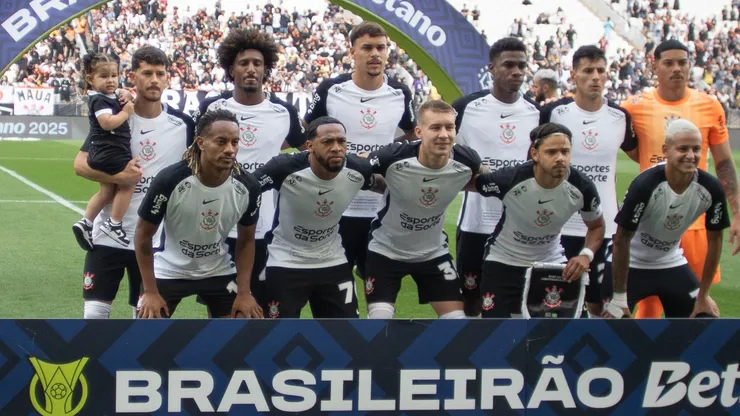 SP - SAO PAULO - 07/12/2025 - BRASILEIRO A 2025, CORINTHIANS X JUVENTUDE - Jogadores do Corinthians posam para foto antes na partida contra Juventude no estadio Arena Corinthians pelo campeonato Brasileiro A 2025. Foto: Joisel Amaral/AGIF
