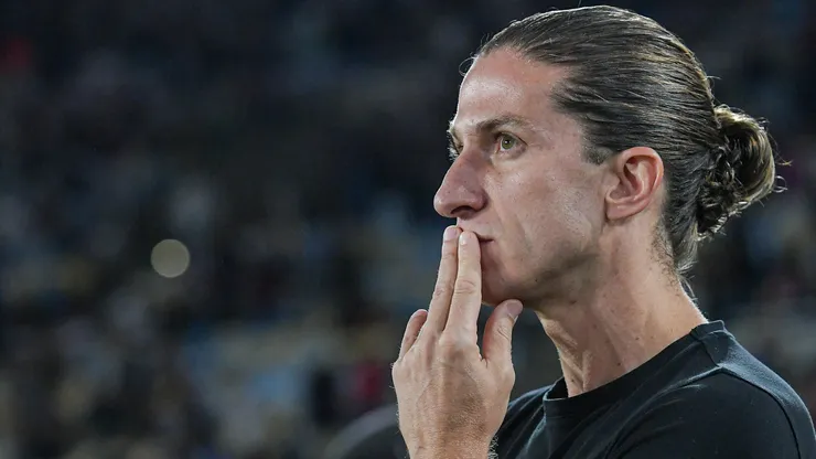 Filipe Luís tem baixas no Flamengo para encarar o Cruz Azul - Foto: Thiago Ribeiro/AGIF