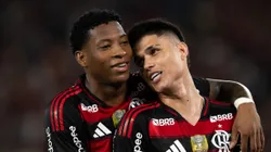 Plata comemorando gol ao lado de Luiz Araújo.