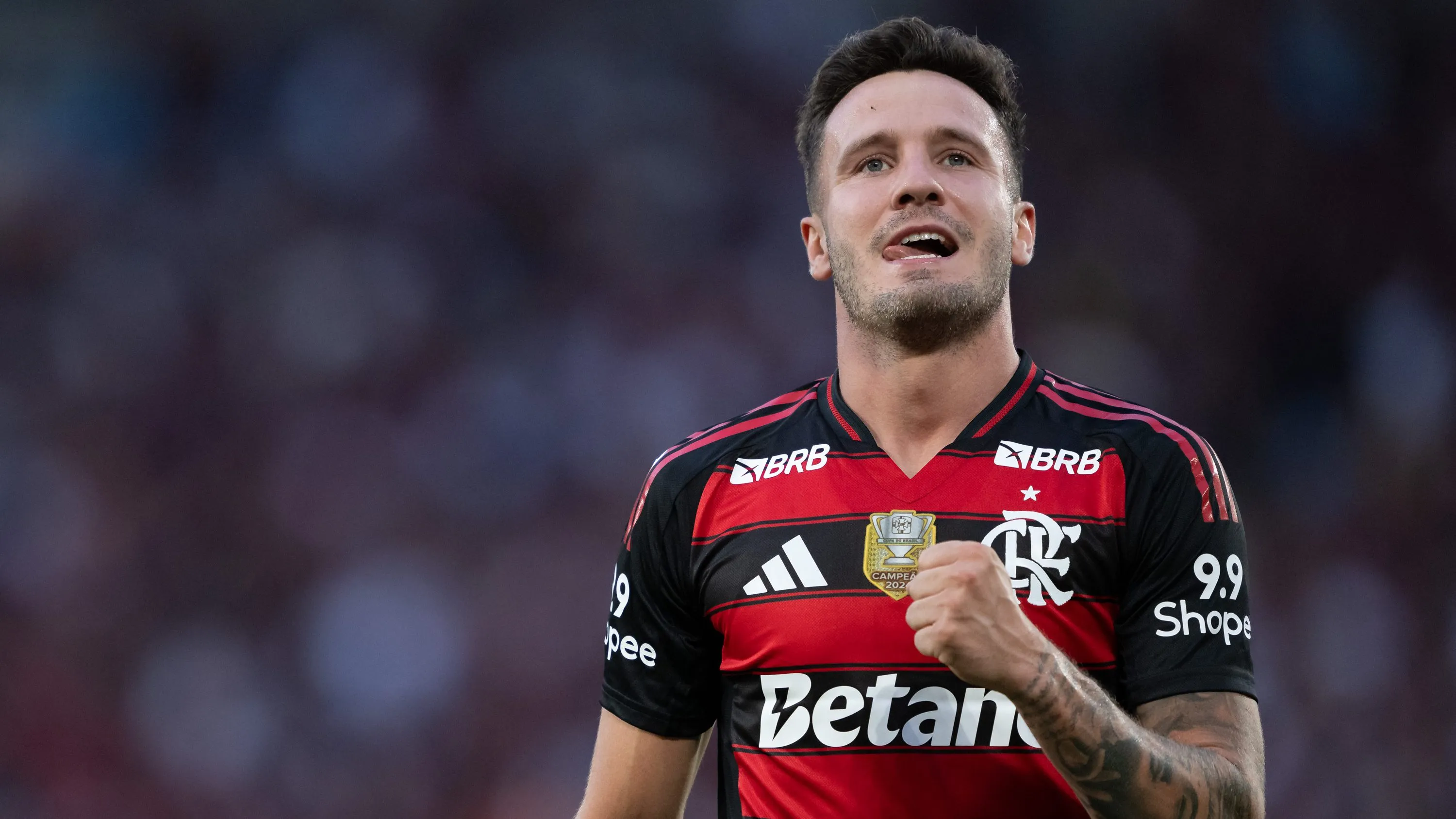 Saúl tem lidado com dores no tendão de Aquiles e Flamengo avalia cirurgia antes da temporada 2026 – Foto: Jorge Rodrigues/AGIF