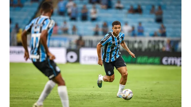 Zagueiro Viery fez sua estreia no profissional do Grêmio (Foto: Lucas Uebel / GFBPA)