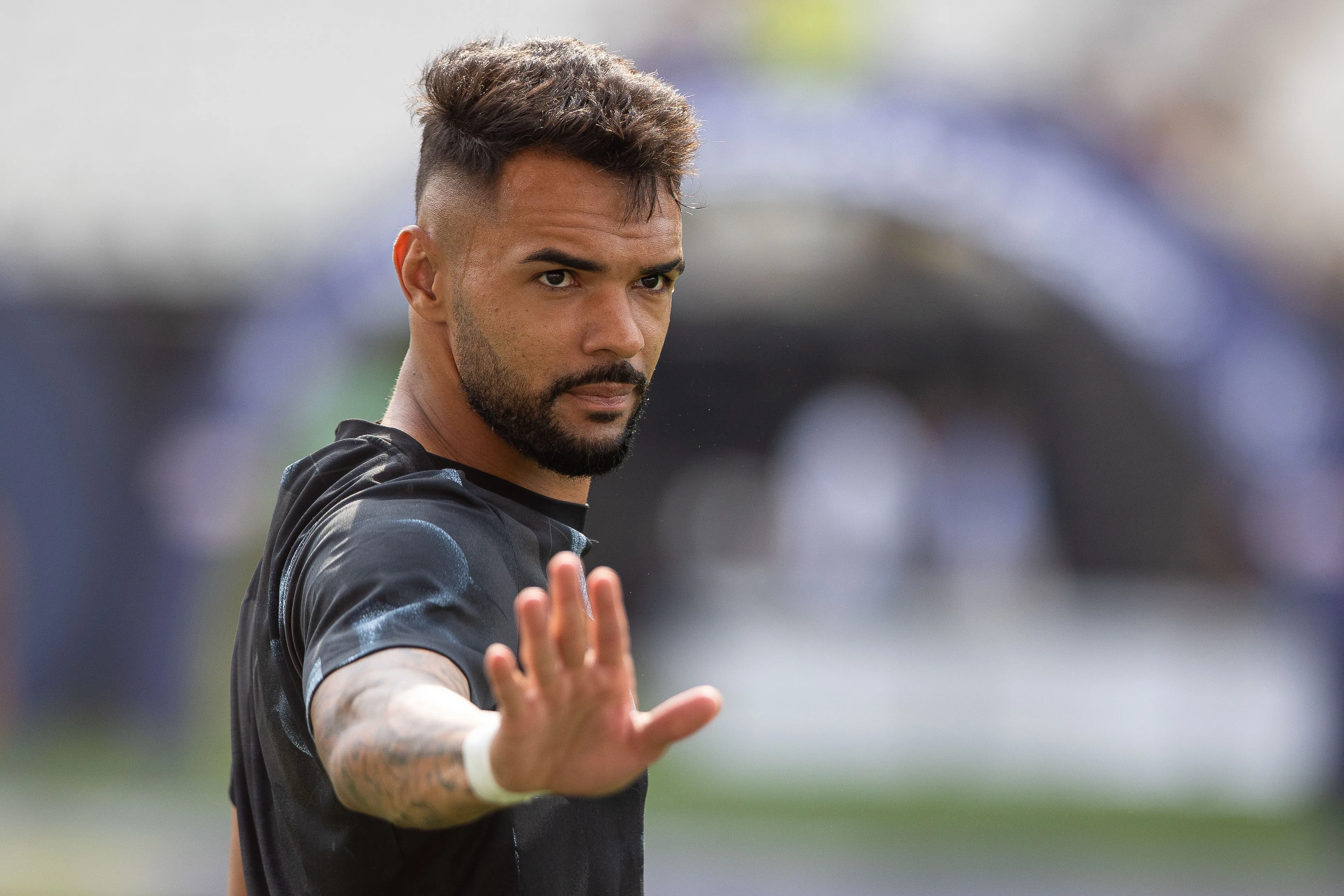 Volante Raniele, com dores, deve ficar de fora do Corinthians contra o Cruzeiro – Foto: Joisel Amaral/AGIF