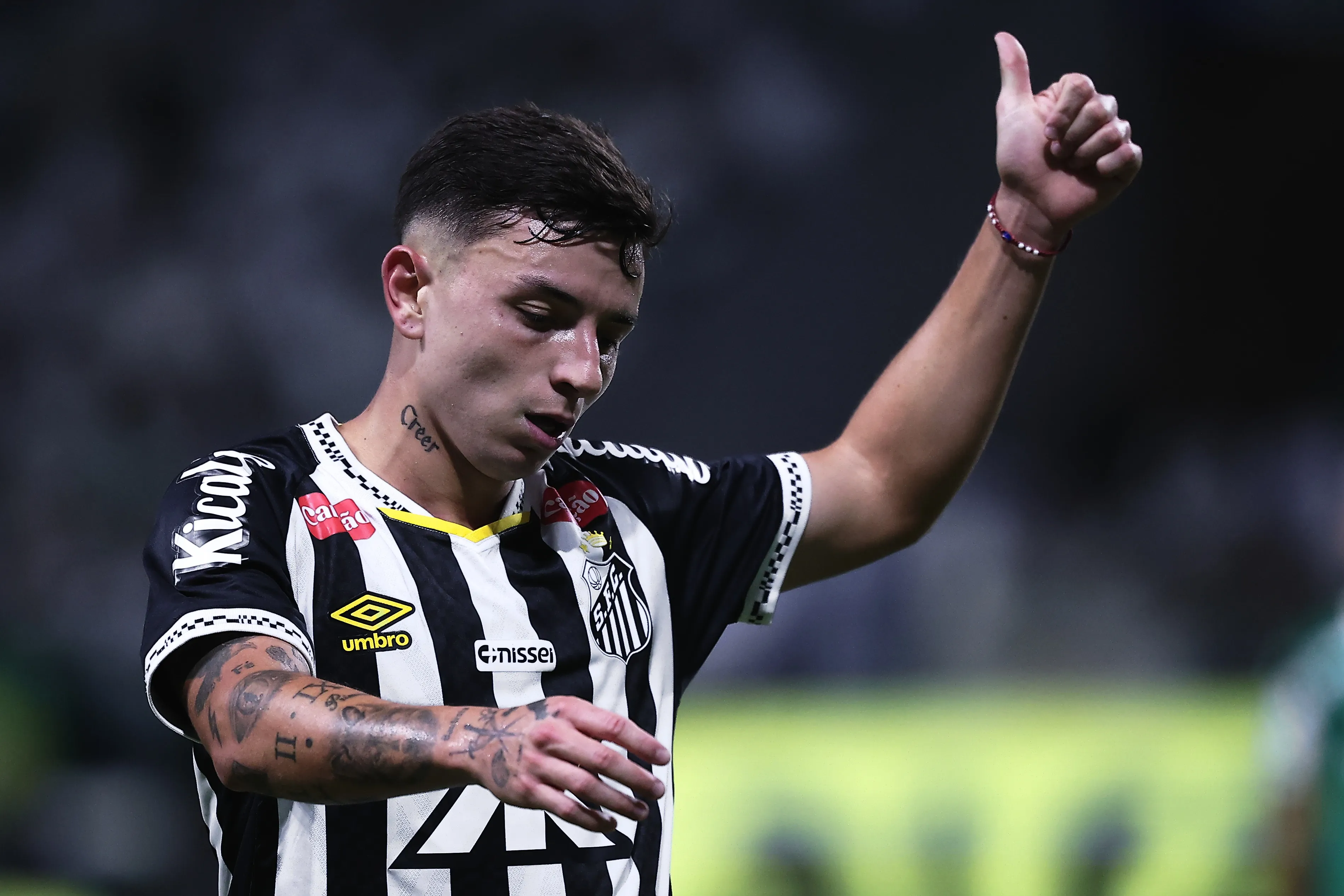 Argentino marcou nove gols no Brasileirão e foi adquirido em definitivo pelo Santos até 2028 – Foto: Ettore Chiereguini/AGIF