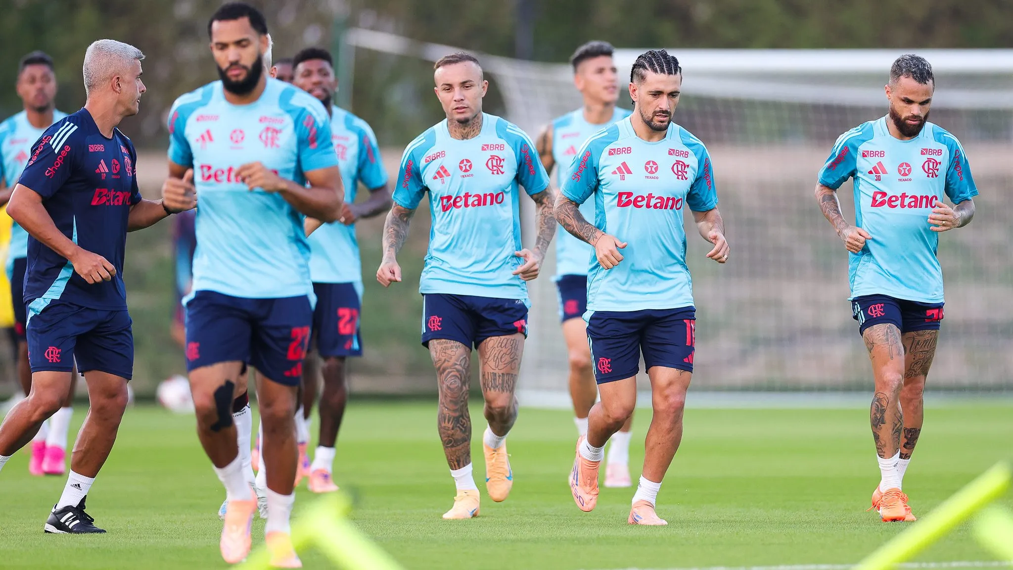 Elenco do Flamengo treinando em Doha. Foto: Gilvan de Souza/Flamengo