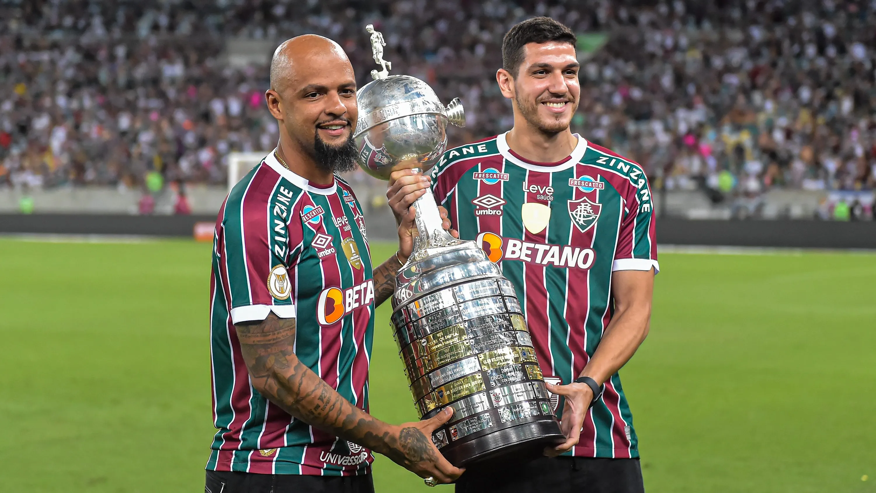 Nino e Felipe Melo com a Taça daLibertadores da América conquistada em 2023. Foto: Thiago Ribeiro/AGIF