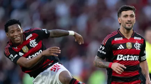 Gonzalo Plata comemorando gol de Arrascaeta em jogo no Maracanã