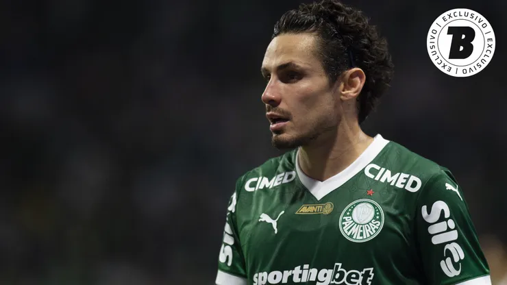 Raphael Veiga jogador do Palmeiras durante partida contra o Santos no estádio Arena Allianz Parque pelo campeonato Brasileiro A 2025. Foto: Anderson Romão/AGIF
