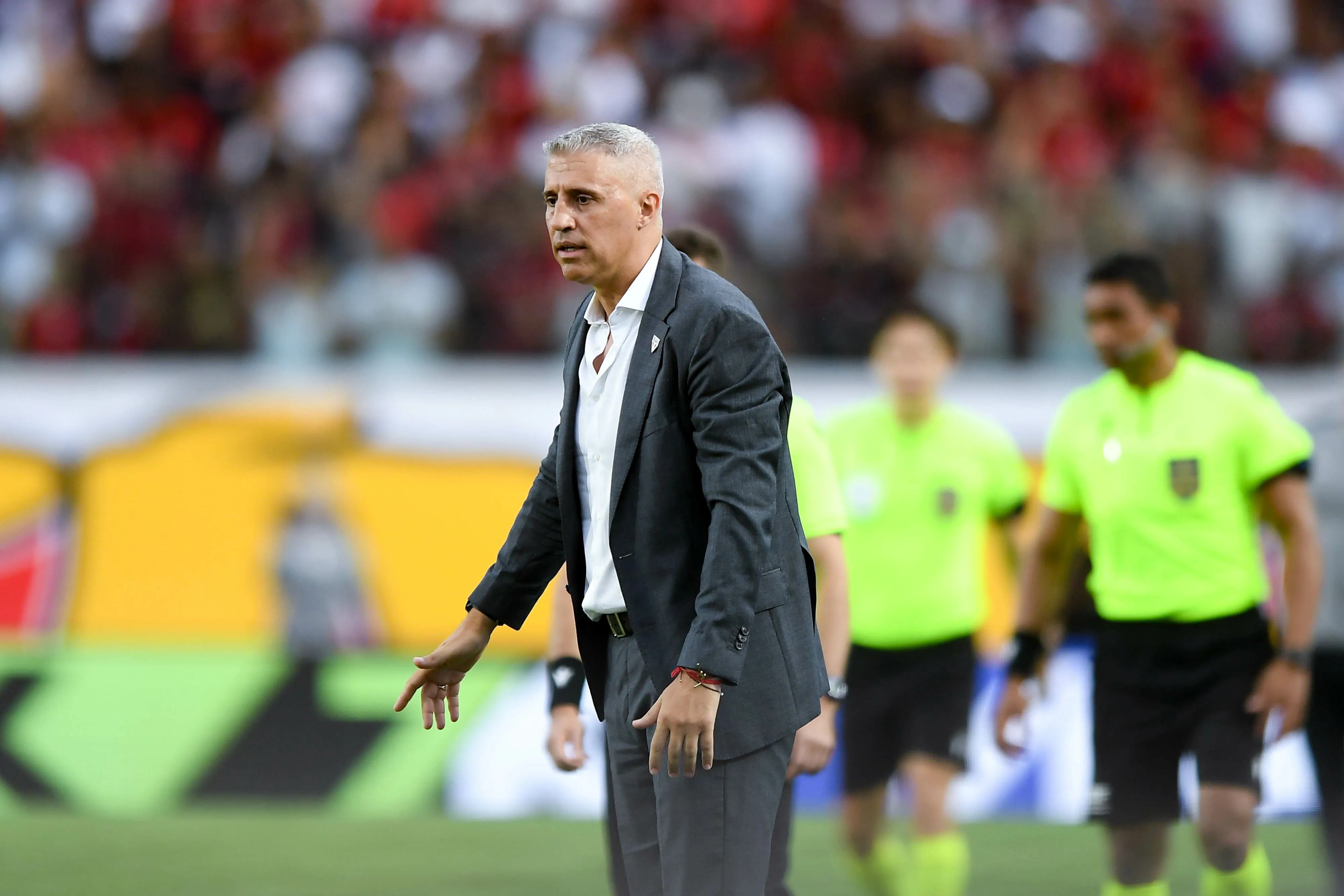 Crespo tecnico do Sao Paulo durante partida contra o Vitoria no estadio Barradao pelo campeonato Brasileiro A 2025. Foto: Jhony Pinho/AGIF