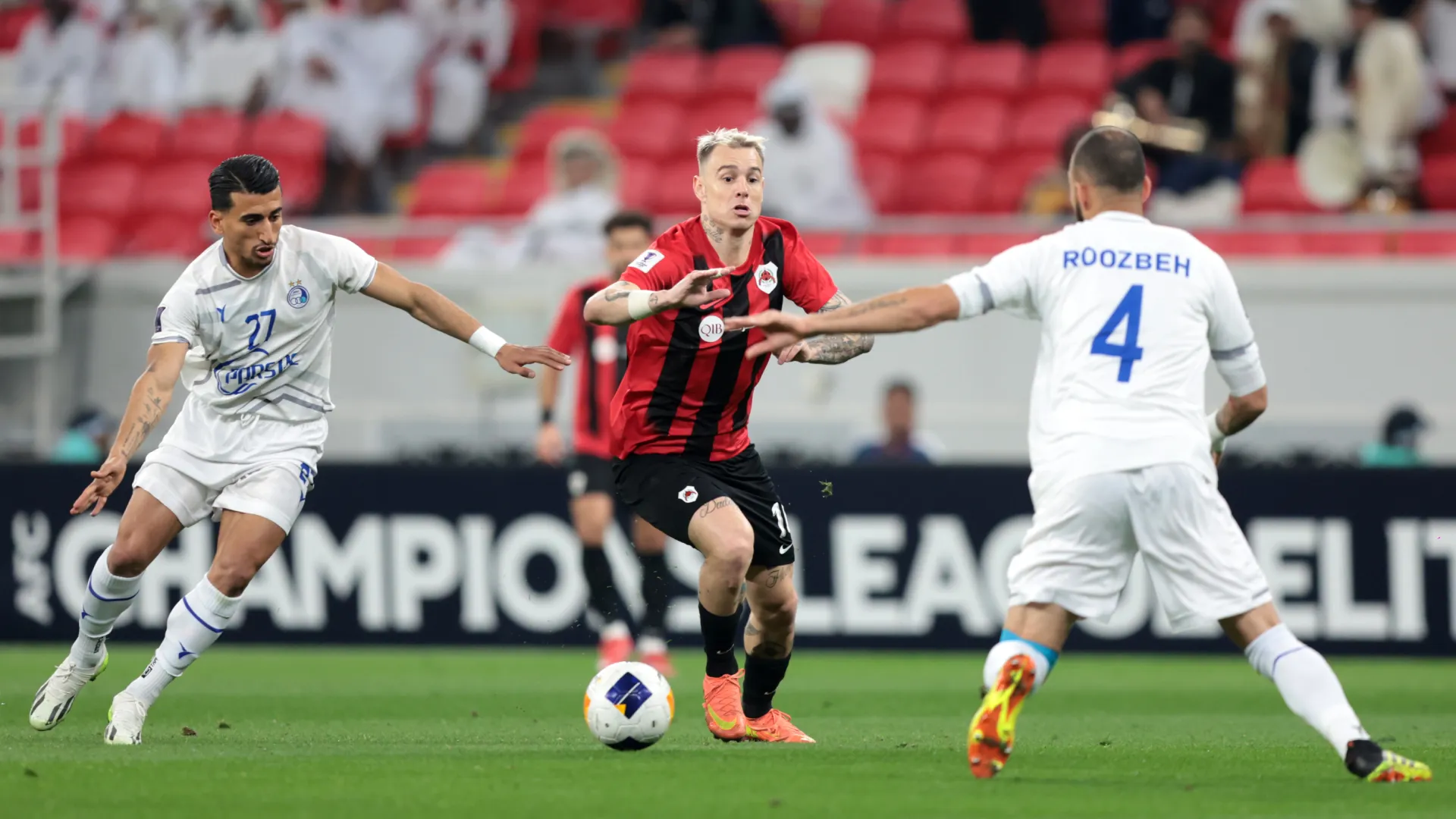 Roger Guedes em ação no Ahmad bin Ali – Foto: Mohamed Farag/Getty Images