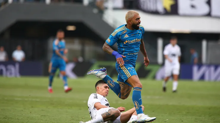 SP - SANTOS - 07/12/2025 - BRASILEIRO A 2025, SANTOS X CRUZEIRO - Gabigol jogador do Cruzeiro durante partida contra o Santos no estadio Vila Belmiro pelo campeonato Brasileiro A 2025. Foto: Mauricio De Souza/AGIF