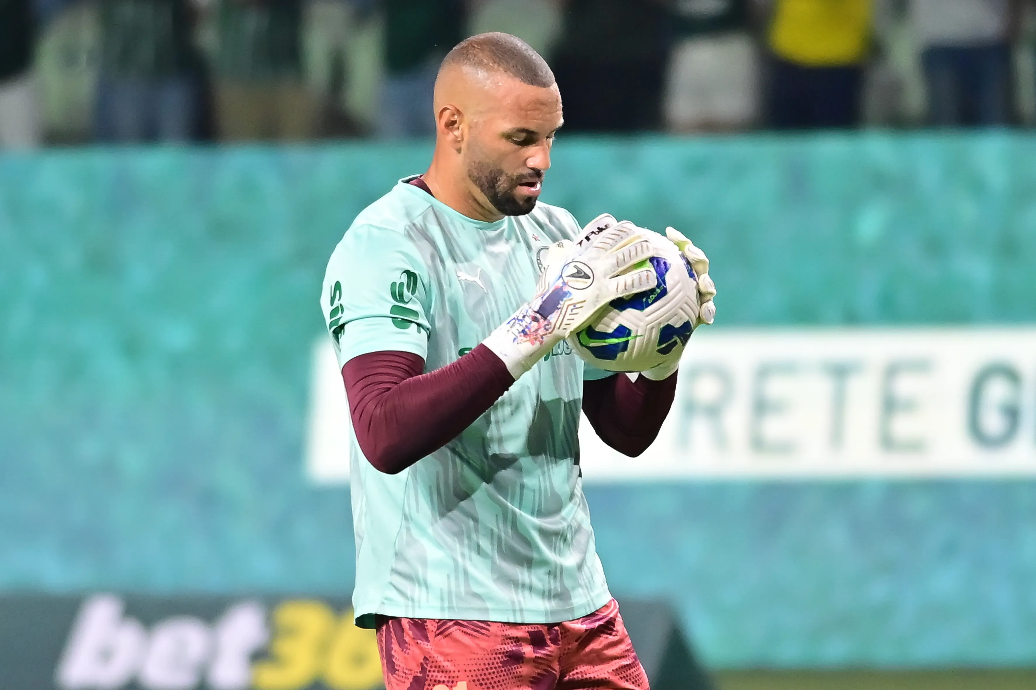 SP – SAO PAULO – 20/09/2025 – BRASILEIRO A 2025, PALMEIRAS X FORTALEZA – Weverton jogador do Palmeiras durante aquecimento antes da partida contra o Fortaleza no estadio Arena Allianz Parque pelo campeonato Brasileiro A 2025. Foto: Jota Erre/AGIF