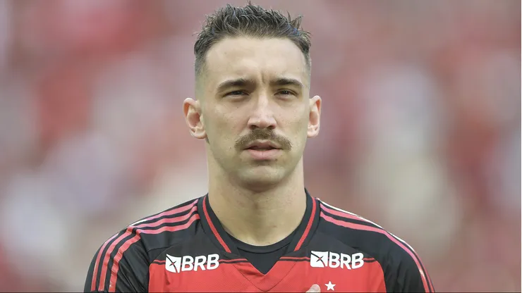 Léo Ortiz recebeu críticas no 1º tempo.