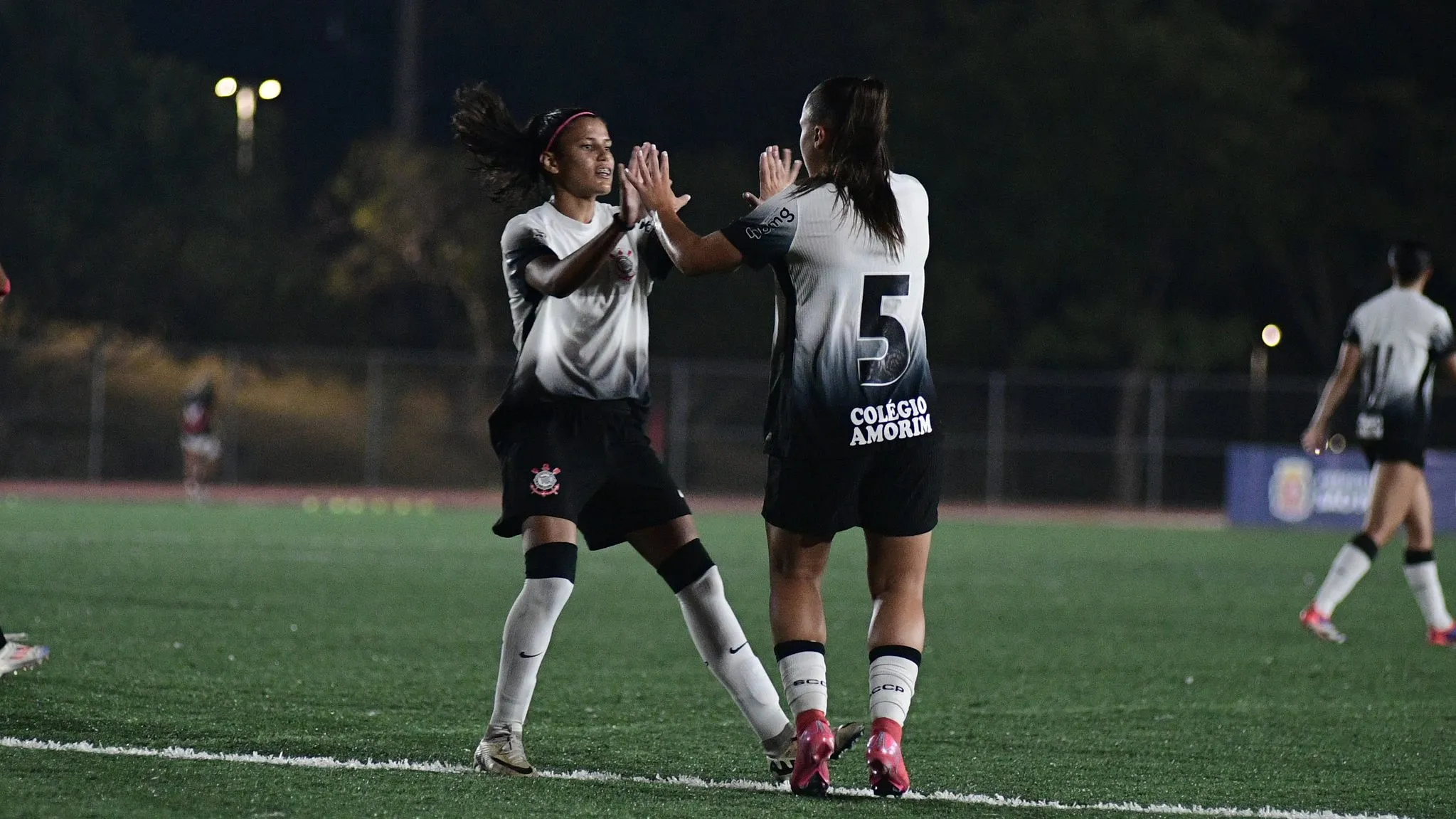 Jogadoras do elenco feminino sub-20 do Corinthians celebram gol na Copinha Feminina