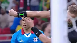 Árbitro mostra tecnologia em relógio que confirmou gol de Arrascaeta contra o Cruz Azul - Foto: Reprodução/Transmissão Oficial CazeTV