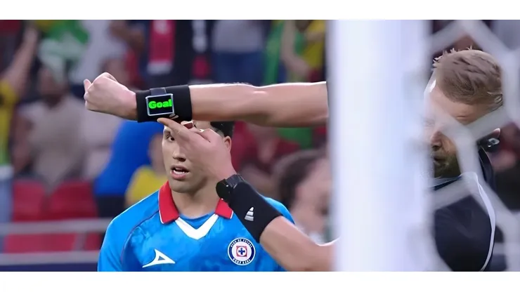 Árbitro mostra tecnologia em relógio que confirmou gol de Arrascaeta contra o Cruz Azul - Foto: Reprodução/Transmissão Oficial CazeTV
