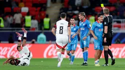 DOHA, QATAR - DECEMBER 10: Gonzalo Piovi of Cruz Azul is shown a yellow card after appearing to push Nicolas de la Cruz of CR Flamengo (L) during the FIFA Derby of the Americas 2025 match between Cruz Azul and CR Flamengo at Ahmad Bin Ali Stadium on December 10, 2025 in Doha, Qatar. (Photo by Getty Images/Getty Images)