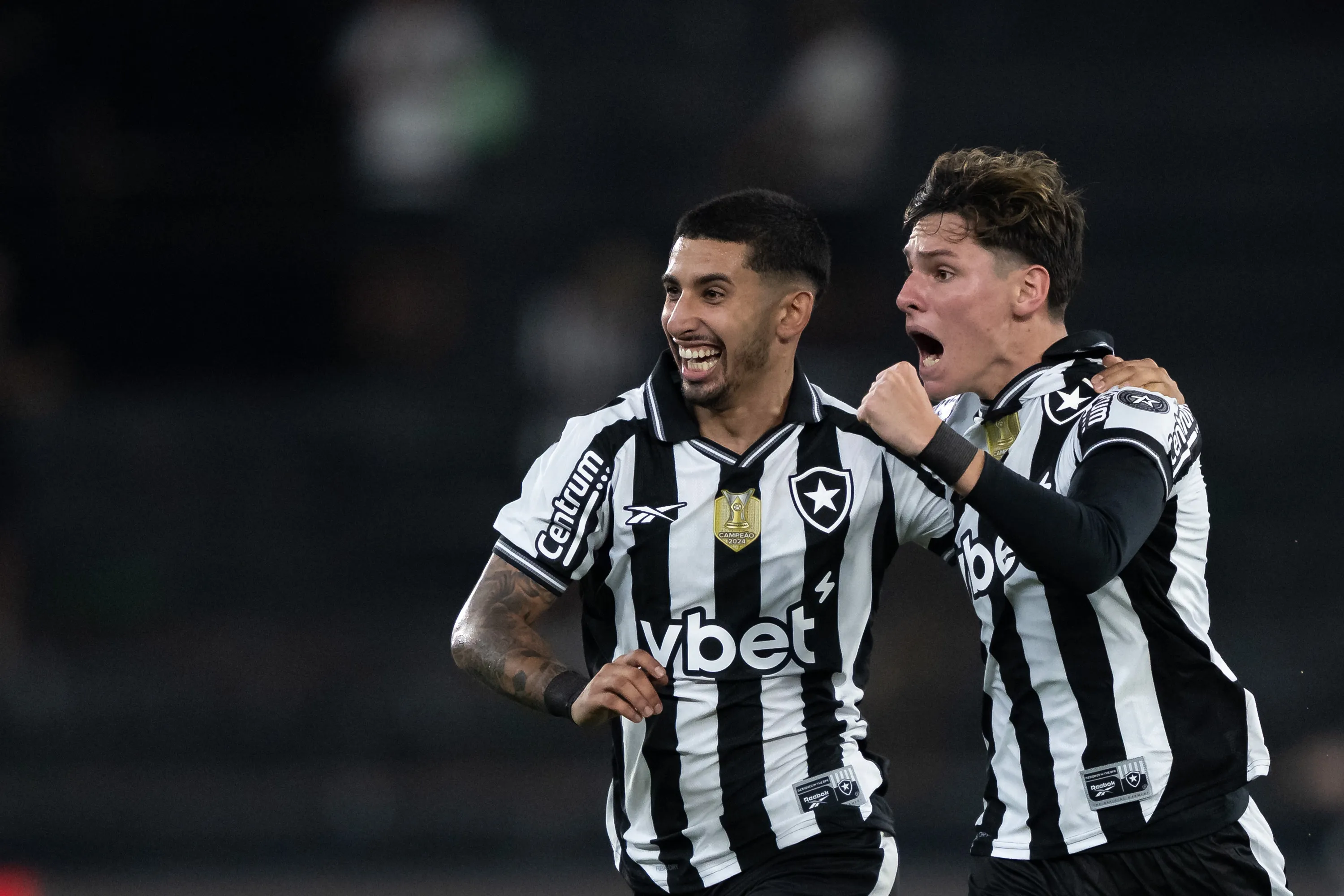 Santi Rodríguez e Montoro em ação pelo Botafogo. Foto: Jorge Rodrigues/AGIF