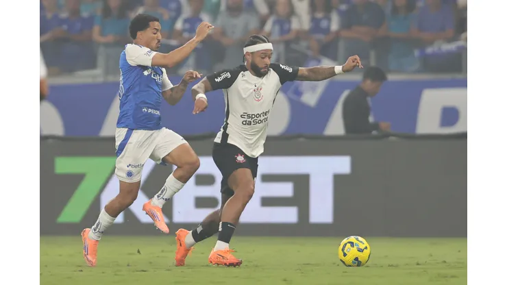 MG - BELO HORIZONTE - 10/12/2025 - COPA DO BRASIL 2025, CRUZEIRO X CORINTHIANS - Memphis Depay jogador do Corinthians durante partida contra o Cruzeiro no estadio Mineirao pelo campeonato Copa Do Brasil 2025. Foto: Gilson Lobo/AGIF