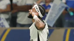 Memphis Depay comemorando seu gol contra o Cruzeiro - Foto: Gilson Lobo/AGIF