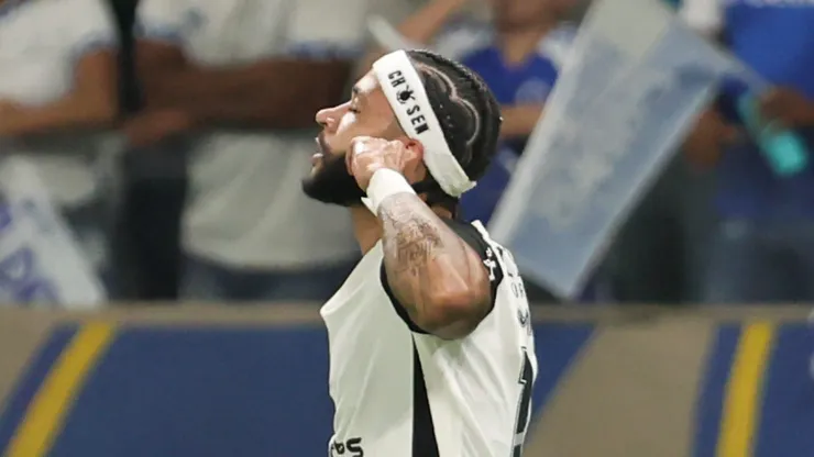 Memphis Depay comemorando seu gol contra o Cruzeiro - Foto: Gilson Lobo/AGIF