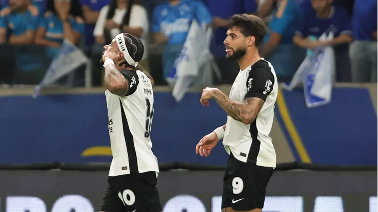 Memphis Depay jogador do Corinthians comemora seu gol durante partida contra o Cruzeiro. Foto: Gilson Lobo/AGIF