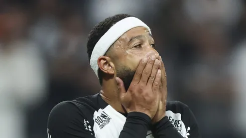 Memphis Depay, atacante do Corinthians em partida pelo campeonato brasileiro (Foto: Alexandre Schneider/Getty Images)