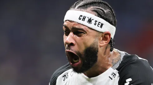 Gol de Depay coloca o Corinthians em vantagem contra o Cruzeiro na Copa Betano do Brasil.