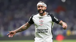 Memphis Depay comemorando o tento anotado. Foto: Gilson Lobo/AGIF